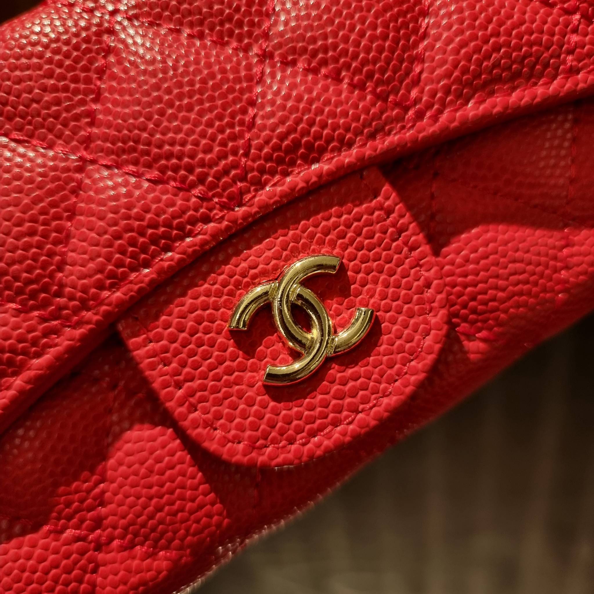 VIP 】กระเป๋าสตางค์ใบยาวรุ่นฝาพับที่ถามหากันมากที่สุด!! สวยรับทรัพย์จาก Chanel วัสดุหนังลายคาร์เวีย ลุคผู้ดีที่สุด เปิด-ปิดด้วยกระดุมแม่เหล็ก ภายในกระเป๋ามีช่องใส่บัตรได้เยอะ ใส่ธนบัตร ใส่เหรียญได้ มีช่องซิปแยกอีกหนึ่งช่อง ดีไซน์เรียบหรูดูคลาสสิค!! สาวๆห้า