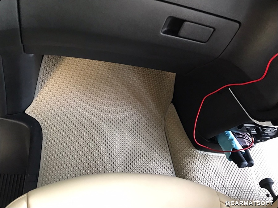 พรมปูพื้นรถยนต์ HYUNDAI STARIA 2021 ยางปูพื้นรถยนต์ ลายกระดุมเม็ดเล็ก สีครีม เข้ารูป เต็มคัน