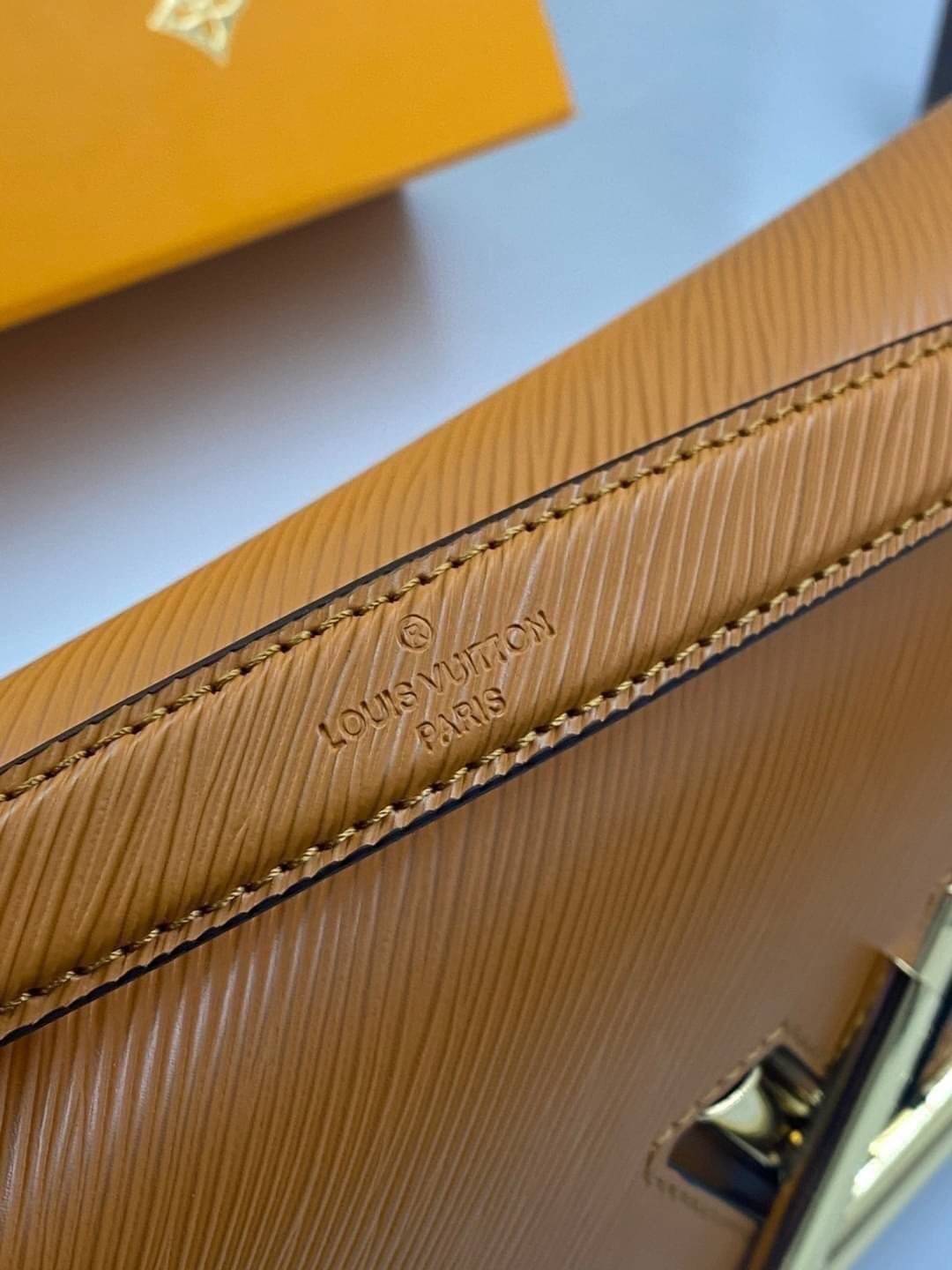 หนังแท้ LOUIS VUITTON Epi Twist Shoulder Bag MM พร้อมส่งที่ไทย เกรดออรินอลงานหนังแท้ทั้งใบ ภาพสินค้าถ่ายจากงานขายจริง ใช้งานต่างประเทศได้