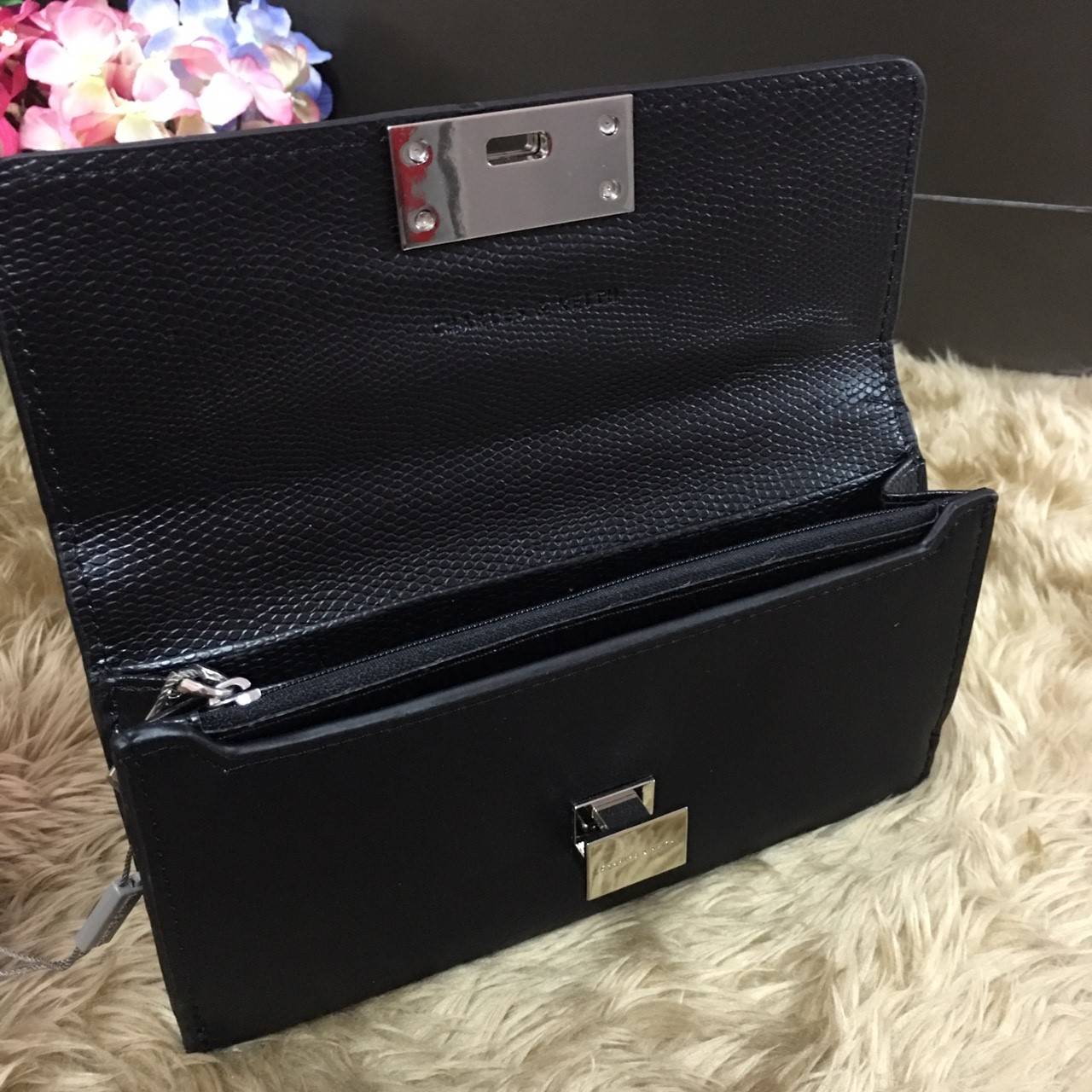 NEW Arrival! CHARLES & KEITH TURN-LOCK WALLET กระเป๋าสตางค์ใบยาวคอลเลคชั่นใหม่ล่าสุด วัสดุหนังเรียบ เปิดปิดด้วยตัวล๊อคปั้มโลโก้สวยหรู ภายในมีช่องซิปเเละช่องใส่บัตรหลายช่อง ใส่ธนบัตร เหรียญ มือถือ iphone ได้ ด้านหลังปั้มโลโก้ หัวซิปปั๊มโลโก้ Chk สวยน่าใช้ท