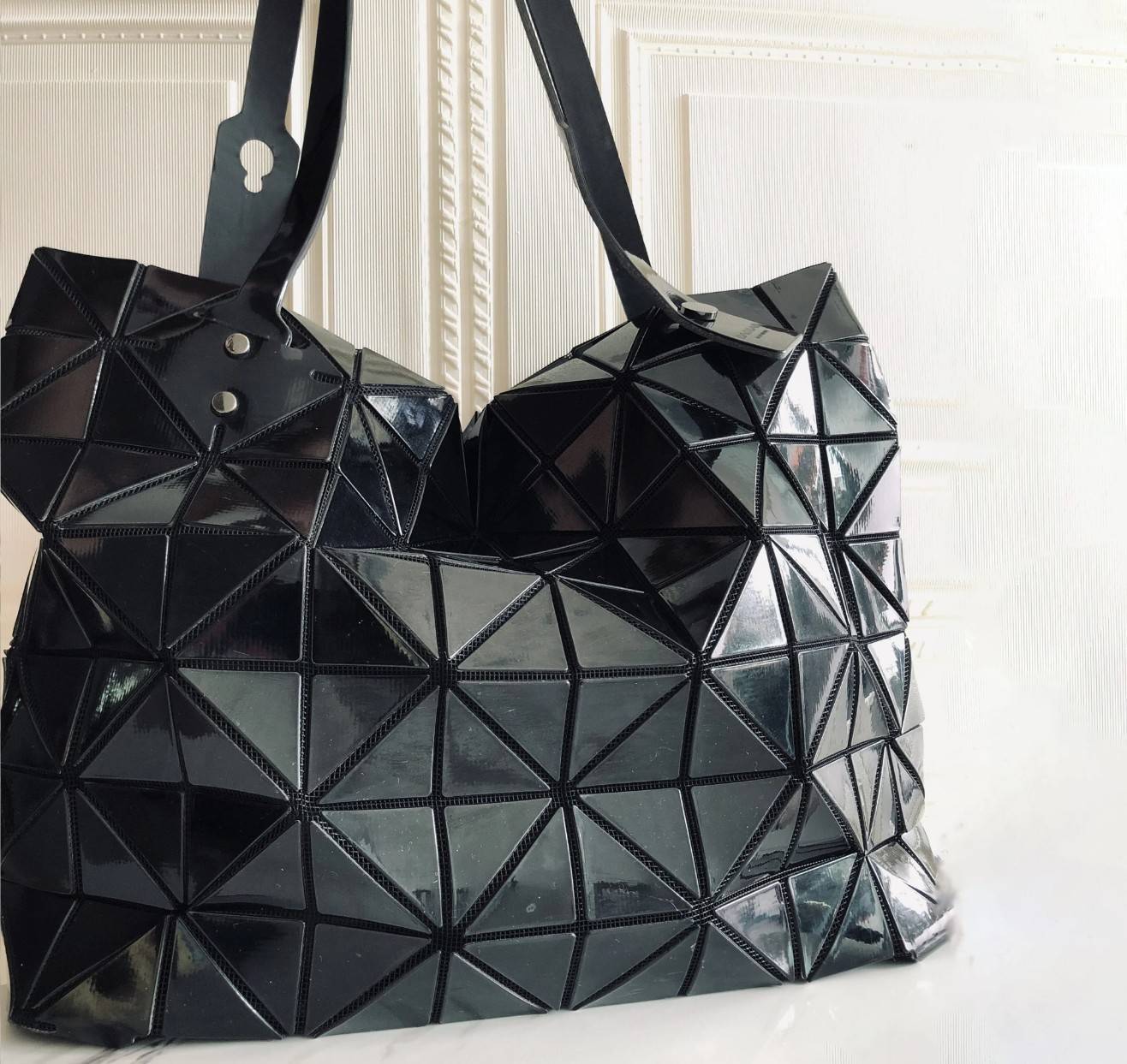 Bao Bao Issey Miyake ROCK MATTE ซีรีส์นี้จะเป็นทรงสี่เหลี่ยมผืนผ้า มีซิปปิดด้านบน ถือเป็นรุ่นที่เหมาะกับการใช้งานในชีวิตประจำวัน สามารถพับมุมและบริเวณด้านล่างของกระเป๋าเพื่อเพิ่มความสะดวกสบายในการใช้งาน ทั้งยังช่วยให้วางกระเป๋าในแนวตั้งได้อีกด้วย แผ่นต่อส