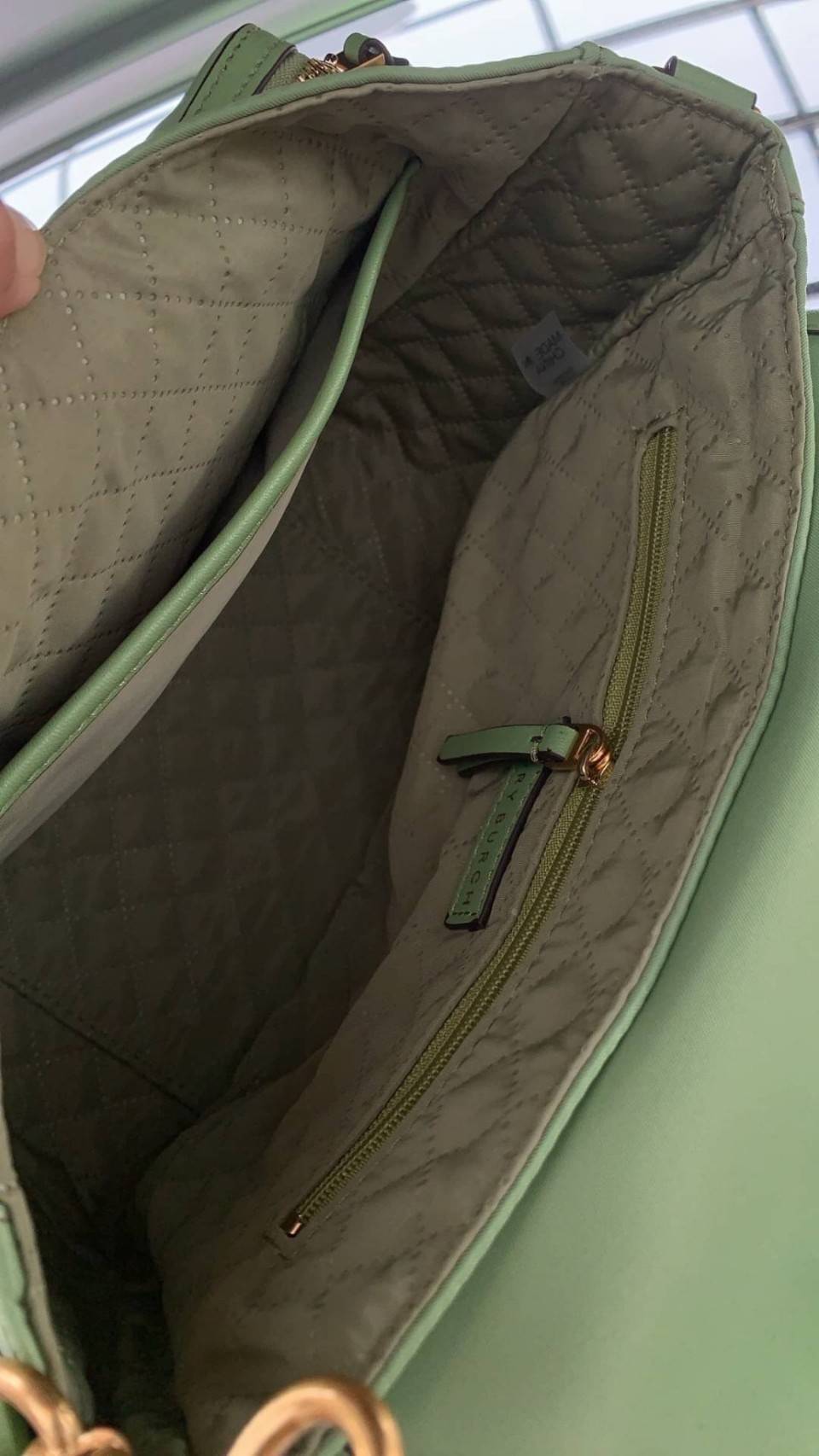 ของแท้ 💯% Tory Burch logo patch satchel bag อีกหนึ่งแบรนด์ดังจากนิวยอร์ก ที่เหล่าดาราเซเลปใช้กันทั่วโลก ด้วยดีไซน์ที่เป็นเอกลักษณ์ เข้ากับยุคสมัย วัสดุ Nylon waterproof ที่แข็งแรงและทนทาน