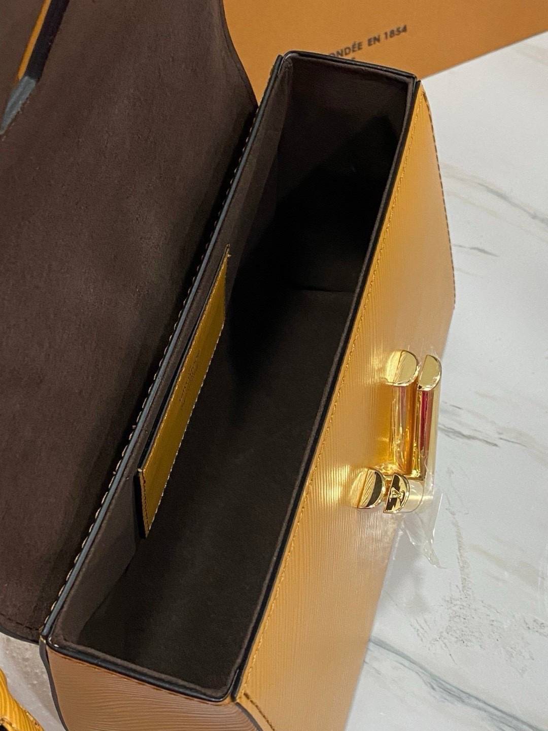 ORI หนังแท้ | LV Twist MM bag Epi grain leather กระเป๋าสะพาย/กระเป๋าถือรุ่น พร้อมสายสปอร์ต หนังลายเกรน Epi โดดเด่นด้วยโลโก้หน้า สวยหรูเป็นเอกลักษณ์ ดีไซน์คัลเลอร์บล็อค สัมผัสโดดเด่นแมตช์กับทุกสไตล์