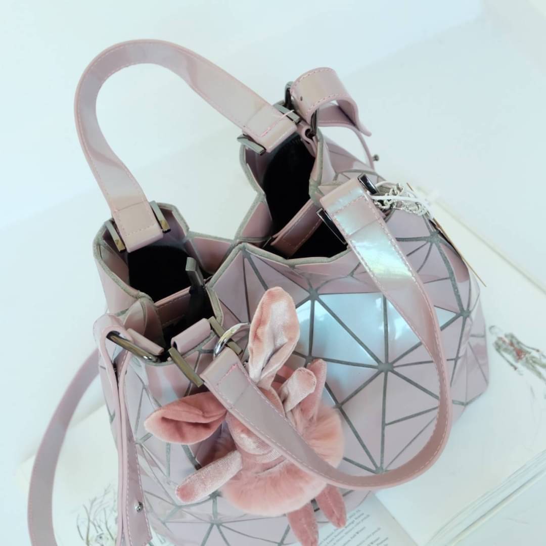 David Jones กระเป๋าสะพายข้างดีไซน์เกร๋มาก สีสวยหรูมาก ขนาดกะลังดีเลย ปรับทรงได้ 2 แบบ น่ารักมาก สี Rose pearl สวยที่สุด มาพร้อมกระต่ายเข้า set เลิศคะ