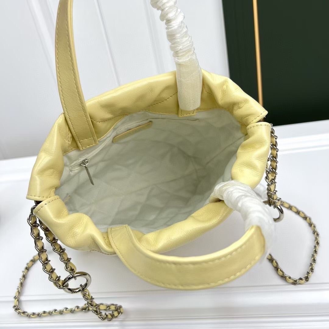 Chanel 22 backpack (small) กระเป๋าสะพายหลัง หนังเคลือบเงาและโลหะสีทองต่อยอดจากรุ่น ss22 ที่ ฮอตข้ามปีเพิ่มขนาดและหูถือยิ่งดูดีไปมากค่ะ