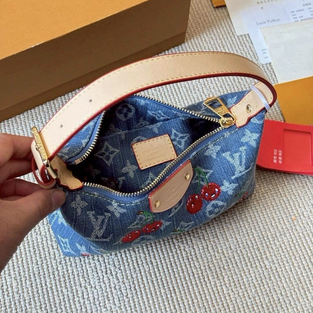 LV Hills Pochette Monogram cherry denim 20cm กระเป๋าถือดีไซน์สวยอัพลุคไฮน์ ถือหรือคล้องไหล่ได้สวยและโดดเด่นมีชีวิตชีวา ด้วยเดนิมวินเทจปักลายเชอร์รี่สีสันสดใสสะดุดตาสะท้อนสไตล์ไอคอนิก