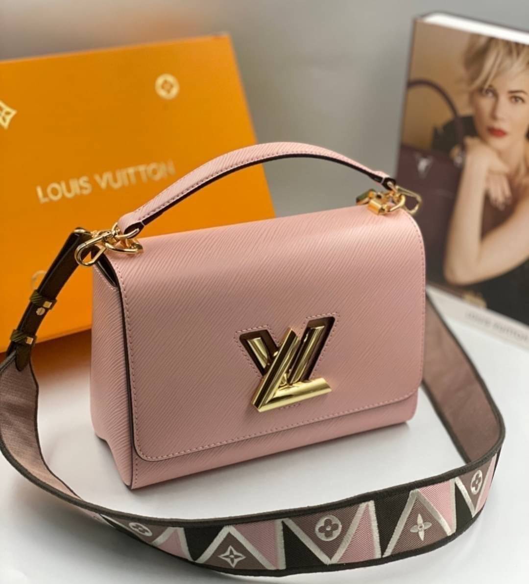 หนังแท้ LOUIS VUITTON Epi Twist Shoulder Bag MM พร้อมส่งที่ไทย เกรดออรินอลงานหนังแท้ทั้งใบ ภาพสินค้าถ่ายจากงานขายจริง ใช้งานต่างประเทศได้