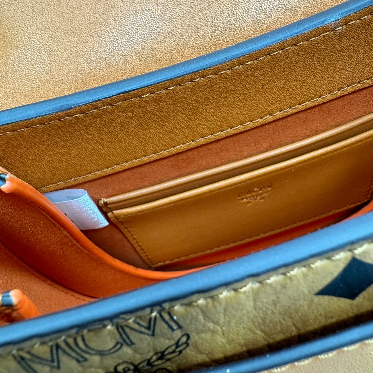 M.C.M MINI TRACY SHOULDER BAG IN VISETOS กระเป๋าสะพายไหล่ทรงครึ่งวงกลมขนาดมินิ ที่โดดเด่นด้วยรูปทรงคลาสสิกที่ทันสมัย เกรดออริ สลับแท้ 1:1 ใช้งานต่างประเทศได้