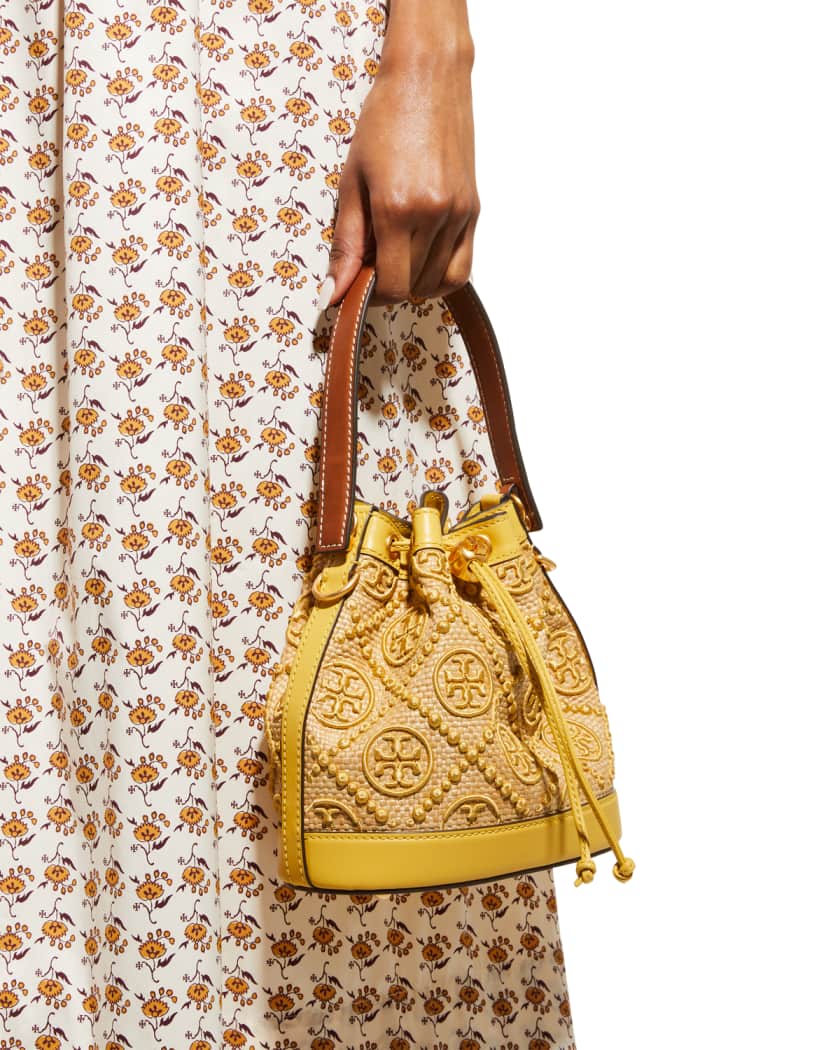 TORY BURCH T Monogram Straw Bucket Bag สีใหม่ โทนเหลืองทอง สวยหรู พร้อมเสิร์ฟความสวยให้ถึงบ้านแล้วน้า กระเป๋าบัคเก็ตทรงยอดนิยม ดีไซน์ใหม่ล่าสุด ยูนีคไม่เหมือนใคร ลายสานเต็มใบ พร้อมปักโลโก้เอกลักษณ์ โดดเด่น งานฝีมือมากๆ