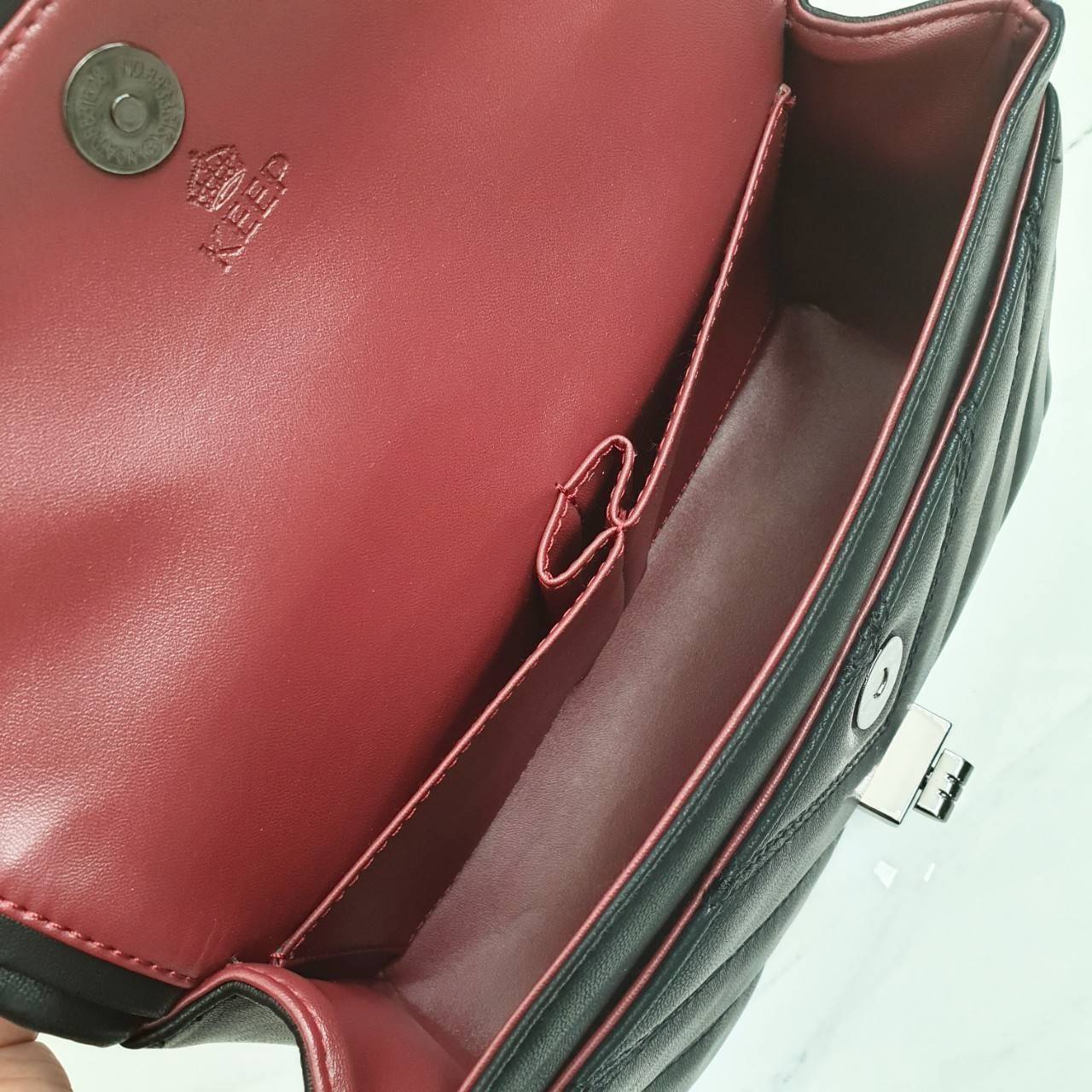 รุ่นขายดีเข้าเพิ่มค่า KEEP รุ่น coco chain handbag กระเป๋าทรงหรู รอบใหม่ ใช้หนัง Microfiber นิ่ม ฟู ตึงสวย ทนกว่าเดิมอยู่ทรง ใครชอบสไตล์นี้ห้ามพลาดนะคะ ใบนี้มีหูถือได้ ด้านในสีแดงสวย มีช่องแบ่งเก็บของหลายช่อง ด้านหลังมีช่องพิเศษสามารถใส่มือถือได้ค่ะ สายปร