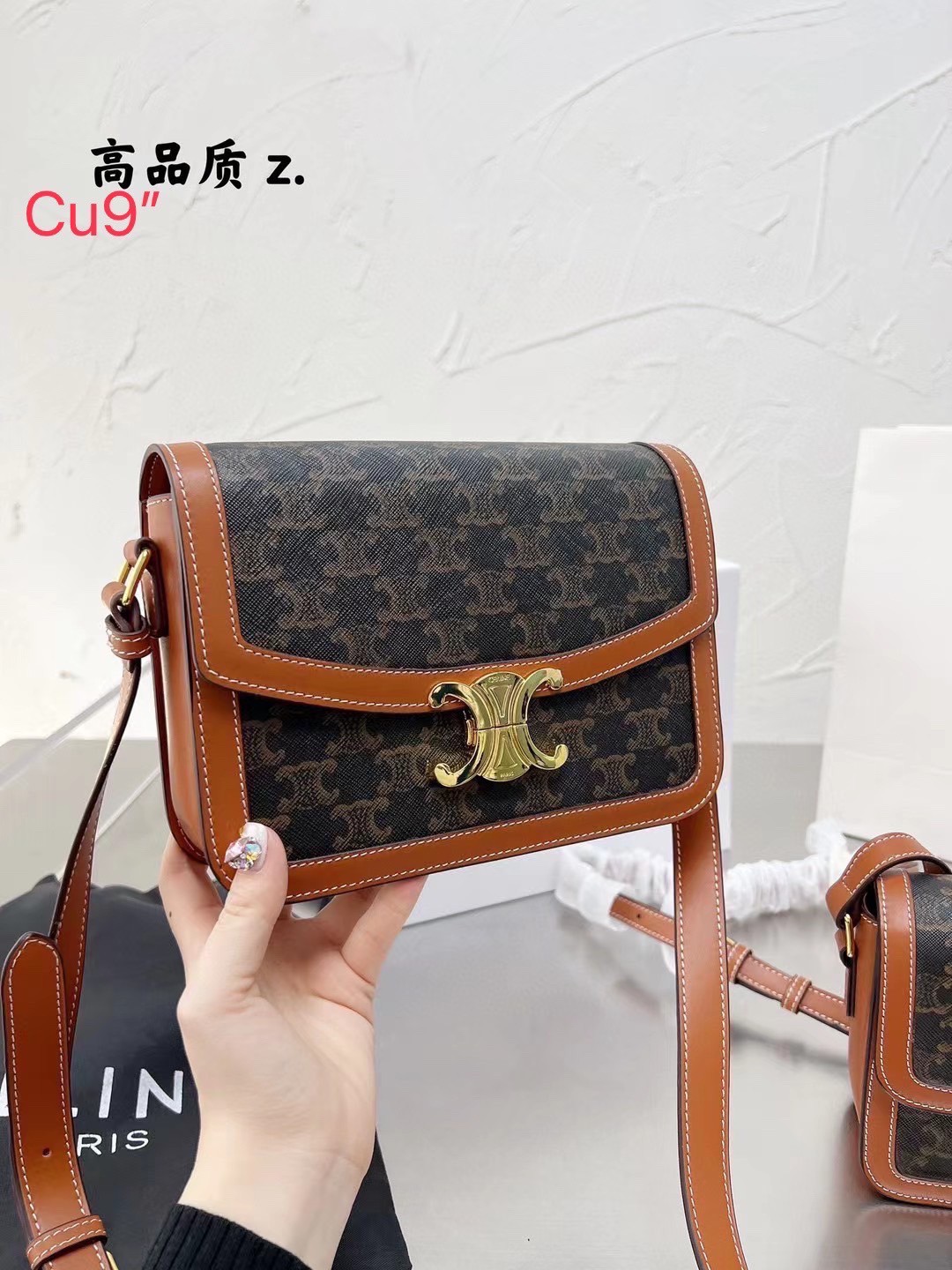 CELINE TEEN TRIOMPHE BAG in Triomphe Canvas กระเป๋าสะพายรูปทรงสี่เหลี่ยมพิมพ์ลายแบรนด์ รุ่นฮอตฮิตของเหล่าดาราและเซเลบทั้งหลาย ดีไซต์เรียบหรู สีดำคลาสสิกอะไหล่ทอง เป็นอีกใบที่เรียบหรูดูแพงที่สุดค่ะ