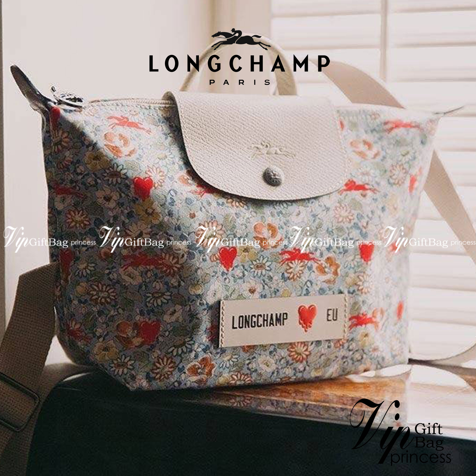 Longchamp X Eu Backpack กระเป๋าเป้สะพายหลังลายดอกๆไม้ วัสดุผ้าฝ้าย อะไหล่สีดำ กระเป๋าเป้แบบลำลองสำหรับสตรีซึ่งนำรูปทรงอันเป็นเอกลักษณ์ของ Le Pliage มาปรับใช้กับทุกสถานการณ์ อุปกรณ์เสริมที่ใช้งานได้จริงนี้มีสายรัดปรับระดับได้และที่จับช่วยให้ สะพายข้างหรือส