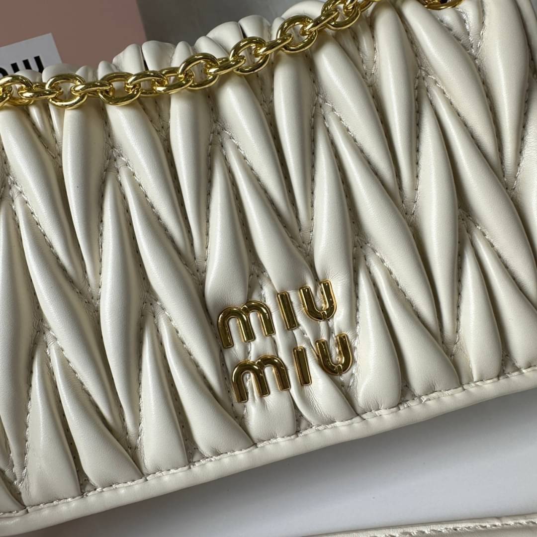 Miu Miu Matelassé Nappa Leather Mini Bag / Miu Miu Woman’S Bag Chain Mini bag กระเป๋ามินิรูปทรงสี่เหลี่ยมวัสดุหนังNappa มีความนุ่มมือและเงางาม