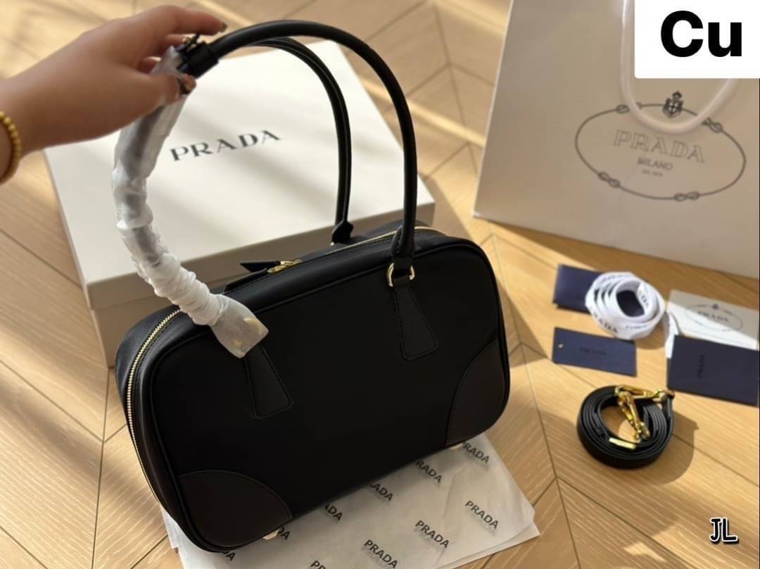 PRADA Re-Edition 1978 medium Re-Nylon two-handle bag กระเป๋าสะพายไหล่ทรงคลาสสิค ไอเท็มสุดปัง ที่ฮิตตลอดกาลไม่ว่าจะปีไหนๆ เหมาะเป็น everyday bag มากๆ