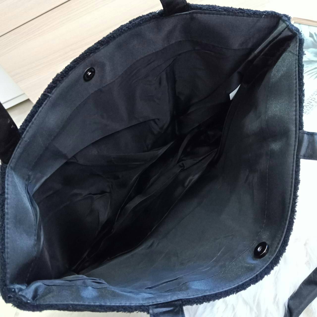 New Arrival !! CHANEL TOTE BAG กระเป๋าทรง SHOPPING BAG ใบใหญ่ ขนนิ้มนิ่ม จากงานพรีเมี่ยมกิ้ฟ ของแถมจากน้ำหอม จากแบรนด์ CHANEL เนื้อกระเป๋าทำจากขนเทียม ผิวสัมผัสฟูนิ่ม ตกแต่งด้วยผ้าไนลอนด้านท้ายวางได้กันน้ำ!! ปักโลโก้แบรนด์ ด้านในเปิดปิดด้วยกระดุม บุผ้าซับ