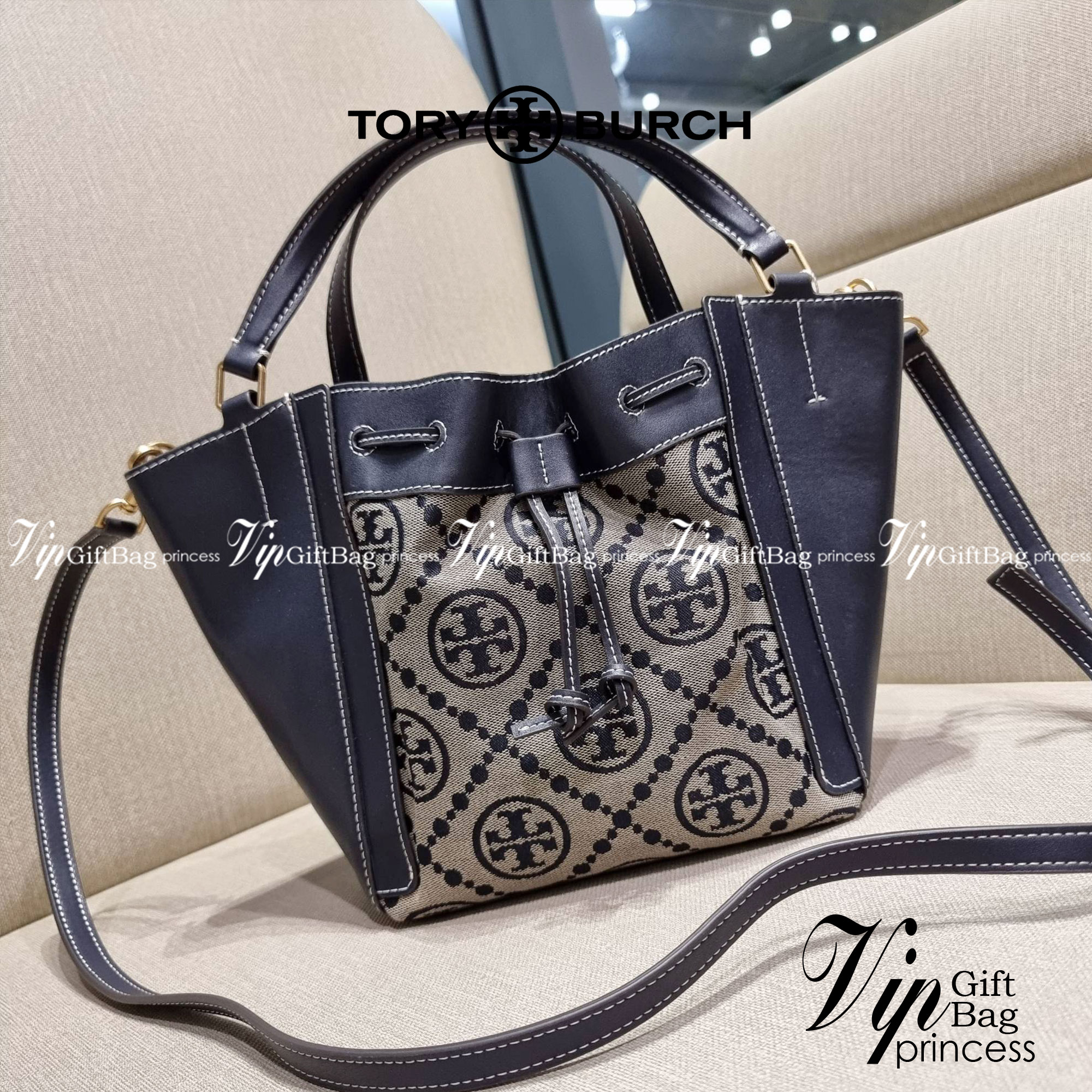 TORY BURCH MCGRAW DRAGONFLY IN MONOGRAM JACQUARD / Tory burch bucket สวยก่อนใคร ไม่ต้องพรีฯ กับกระเป๋าลายโมโนแกรมยอดฮิต ที่มาในรูปทรงดีไซน์ใหญ่ สวยเก๋ ไม่เหมือนใคร ไม่มีซ้ำ!! ใช้งานได้สะดวกด้วยหูจับในตัว และสายสะพายข้างเอามาปรับใช้สะพายได้ตามชอบ ด้านหน้าต