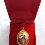 สินค้าหมดค่ะ ล็อกเก็ตพระแม่อุมาเทวีขี่เสือเลี่ยมทองไมครอนพร้อมกล่องกำมะหยี่และใบคาถาค่ะ