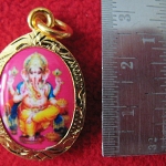 สินค้าหมดค่ะ ล็อกเก็ตพระพิฆเนศปางหริทราคณปติ(ปางรวยเสน่ห์-รวยทรัพย์)พื้นสีชมพูหลังโอมเลี่ยมทองไมครอนพร้อมใบคาถาค่ะ