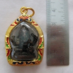 สินค้าหมดค่ะ องค์พระพิฆเณศปางตรีมุขคณปติแบบนั่ง(ประทานพรโชคลาภ มีอำนาจ)(คนเกิดวันอังคาร)เนื้อเม็ดมะขามเลี่ยมกรอบทองไมครอนลงยาพร้อมใบคาถาค่ะ