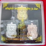 สินค้าหมดค่ะ เหรียญกันภัย รุ่นเงินมา ชุดกะหลั่ยทอง-เงิน-นาค หลวงปู่ทวด หลวงปู่คำบุ ๒๕๕๖ พร้อมกล่องเดิมค่ะ