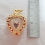 สินค้าจองค่ะ สาริกาลิ้นทององค์เล็กในน้ำมัน กรอบตลับทองไมครอนฝังพลอยแดงขาวพร้อมใบคาถาค่ะ