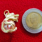 จี้มังกรถือลูกแก้วสีชมพูค่ะ