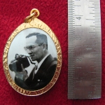 ล็อกเก็ตร.9ทรงกล้อง พิมพ์ใหญ่พื้นสีขาวดำ เลี่ยมทองไมครอนค่ะ