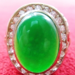 แหวนหยกเนื้อทองขาวล้อมเพชร(ราศีพฤษภ)ค่ะ