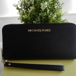 Best seller! งานขายดี รุ่นใหม่คะ Michael kors saffiano Wallet กระเป๋าสตางค์ใบยาว หนัง Saffiano ซิปรอบ สวยหรู มาก อะไหล่ปั้มโลโก้แบรนด์ ด้านในมีช่องใส่บัตร เยอะม้ากกก อีกด้านมีช่องแบงค์+ซิปใส่เหรียญ จุของได้เยอะจริงๆคะ ใส่ iphone 6+ ได้ สวยหรูดูดี อุปกรณ์ค