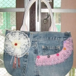 สินค้าหมดค่ะ กระเป๋ายีนส์แบบถือหรือสะพายข้าง ลายลูกไม้ค่ะ