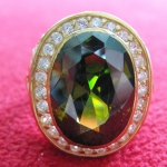 สินค้าหมดค่ะ แหวนพลอยเขียวส่องทองเหลืองล้อมเพชร(ราศีกันย์)ค่ะ