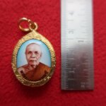 สินค้าหมดค่ะ ล็อกเก็ตพระมงคลเทพมุนี(หลวงพ่อสด)พื้นสีพิมพ์เล็กเลี่ยมทองไมครอนพร้อมใบคาถาค่ะ