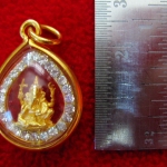 จี้พระพิฆเนศปางรีนาโมจัน คณปติ(ช่วยขจัดหนี้สิน อุปสรรค ทวีทรัพย์)องค์เล็กทรงหยดน้ำ เนื้อทองพ่นทรายล้อมเพชรเลี่ยมทองไมครอนค่ะ