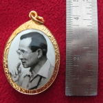 ล็อกเก็ตร.9ทรงงาน พิมพ์ใหญ่พื้นสีขาวดำ เลี่ยมทองไมครอนค่ะ