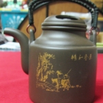 สินค้าหมดค่ะ กาน้ำชาคนขี่ม้า-ตัวหนังสือจีนปั้นด้วยมือ(ทำจากดินจื่อซา)สีม่วงประกายแดงค่ะ