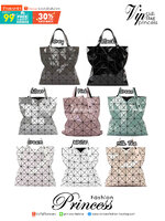 Baobao Issey Miyake 6x6 กระเป๋า Tote รุ่นนี้ถือว่าเป็นกระเป๋า Tote ไซส์กลางที่เหมาะกับการพกพาสิ่งของที่จำเป็นในทุก ๆ วัน มาพร้อมสายที่สามารถปรับได้ทั้งสองสาย และมีช่องใส่ของช่องเล็กด้านใน 1 ช่อง จุของได้เยอะแถมยังทนทาน ใช้เป็น Everyday Bag ได้เลยคะ พกพาสะ