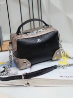 💘 New in KEEP ' Baleny' กระเป๋าทรงหมอนที่ดีไซน์ออกมาสุด Chic สวยแบบไม่จำเจ ขนาดมินิกะลังดี หนัง ลายเอกลักษณ์ ตัดกับอะไหล่เงินได้ ลุคคูลๆ แต่งชุดไหนก้อ แมทช์แน่นอนค่า ปากกระเป๋ามีช่องซิป 2 ด้านแบ่งเก็บของได้สะดวกมากมีซิปปิดอย่างดี หางซิป 