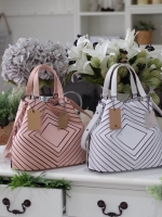 ลายใหม่ Square shape ลาย Limited edition หายาก สวย modern มากค่า 👍ปรับทรงได้ 2 แบบ น่ารักมาก สี Rose morning // Light grey สวยเข้ากับชุดง่ายมาก 💥💥น้ำหนักเบาเพียงแค่ 3.5 ขีดเท่านั้น !!!! 📌📌กระเป๋า จากแบรนด์ David Jon