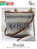 CELINE TEXTILE BUCKET BAG / CELINE TEEN BUCKET in STRIPED TEXTILE WITH JACQUARD ดีไซน์ทรง Bucket ใบใหญ่กำลังดี มาพร้อม Clutch ใบเล็กเข้าชุด เนื้อหนาแข็งแรง ภายในกว้างและจุใส่สัมภาระได้เยอะจุใจ อะไหล่แบรนด์สีทองสุดหรู