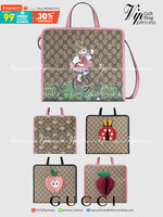 VIP GIFT 】หนังแท้ GUCCI Children's tote bag GG kids ที่สุดของความน่ารัก ลิมิเต็ดแบบไม่มีเอาท์ สาวๆสายหวานไม่ควรพลาดด้วยประการทั้งปวงเลยค่าา หนังแท้เกรดดีที่สุด พิมพ์ลายแบรนด์รอบใบเทคเจอร์สวยอยู่ทรง ภายในมีโลโก้กว้างและจุสุดๆใส่สัมภาระได้เยอะ ภาพถ่ายจ