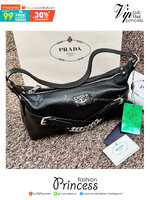 PRADA LEATHER SHOULDER BAG ใบเดียวเอาอยู่ตลอดวันเลยค่ะ! รุ่นนี้ใช้หนังอย่างดี หนังนิ่มซอฟมากๆ หลงรักแน่นอน!!