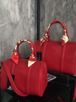 รุ่นใหม่ล่าสุด หนังแกะสวยมากคะ สีเข้าใหม่ >> REDRED รุ่น KEEP sheep leather Pillow bag สวย น่ารัก ขนาดตอบทุกโจทย์การใช้งาน เห็นแล้ว #หลงรักเลยคะ ตัวกระเป๋าขนาดกำลังดี จุของคุ้ม หนังแกะ สวยมาก ดูแลรักษาง่าย ประดับด้วยผ้าพันหูกระเป๋า ทำให้กระเป๋าเก๋ ข