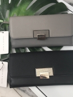 🎈 งานแท้ชนช้อป รุ่นหายาก !! กระเป๋าสตางค์ จากแบรนด์ Charles & Keith สวย หรูมากกกก ใบนี้ เป็นกระเป๋าตัง 2 พับ ใช้ได้ 2 ด้านเลยน้า #คุ้ม #เลิศ มี 2 สี เทาเข้ม กับ ดำ คะ มีช่องใส่ บัตรเยอะ ช่องใส่เหรียญ ใส่ แบงค์ บอกคำเดียว สวยรับเงิน #มีถุงผ้าแบรนด์ใ