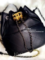 Chanel premium for gift ทรงขนมจีบ เป็นกระเป๋าถือ/สะพายหลังอเนกประสงค์หนังแกะสังเคราะห์โลโก้แบรนด์อะไหล่สวยหรู สายโซ่อะไหล่สีทูโทนรูดปิดกระเป๋า เก๋มากๆค่ะ อุปกรณ์ : กล่อง ถุงผ้าแบรนด์