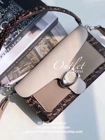 COACH TABBY SHOULDER BAG กระเป๋าถือแบบคลัท /คล้องไหล่ /สะพายข้าง วัสดุหนังแท้ เปิดปิดกระเป๋าแบบกระดุมแม่เหล็กภายในมีช่องหลักใส่ของ2ช่อง มีซิปช่องกลาง 1ช่อง พร้อมช่องเล็กใส่ของจุกจิก ซับในกำมะหยี่ อะไหลเงินคลาสสิค ด้านหน้ามีอะไหล่โลโก้ C ตัวใหญ่ สายยาว+สาย