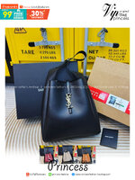 YSL Le 5 à 7 supple leather hobo bag รุ่นยอดฮิต ที่ใครๆก็ต้องมีครอบครอง กับกระเป๋าสะพายทรงโฮโบ หนังเรียบสวยมาก ขนาด 11" จุของได้สบายๆ สวยฟาดมากๆ ดาเมจคือร้อนฉ่าสุดๆ! ดีไซน์สุดคลาสสิค