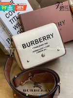 Burberry Small Horseferry Print Cotton Canvas Crossbody Bag เป็นกระเป๋าสะพายที่ดูทันสมัย สายหนังสปอร์ต ในส่วนของโลโก้มาในรูปแบบของการพิมพ์ลายไปบนกระเป๋า ทำให้ดูโมเดิร์นยิ่งขึ้น วัสดุหลักที่ใช้ในการผลิตกระเป๋ารุ่นนี้คือ ผ้าแคนวาสและหนัง โดยผ้าแคนวาสดูเหมือ