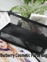 Burberry Cosmetic Purse bag สินค้าพรีเมี่ยมจากเคาน์เตอร์เครื่องสำอางค์จากแบรนด์แท้ 100% ตัวกระเป๋าเป็น Nylon โปร่งใส คาดหนังPUปั๊มแบรนด์ ปิดเปิดด้วยซิปอะไหล่ดำทั้งใบ สวยคลาสสิค จุของใช้จุกจิกได้เยอะใส่กระเป๋าสตางค์ยาวได้ แถมมีสายคล้องมือ เก๋มาก จะถือไปไหน