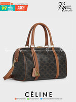 VIP 】CELINE BOSTON BAG IN TRIOMPHE CANVAS AND TAN ลวดลาย Triomphe Canvas Collection เป็นที่นิยมตลอดกาล มาในรูปแบบกระเป๋าทรงหมอนที่ได้รับความนิยมแบบทุกยุคทุกสมัย ซึ่งเป็นรูปทรงที่มีความคลาสสิก ดูดีแบบไม่มีตกยุค มาพร้อมขนาดที่ง่ายต่อการพกพา จัดเก็บหรือหยิบข