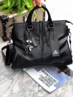 ทรงสวยขายดีมาก 👑จากแบรนด์ KEEP ทรง รุ่น XOXO hand bag with cool rabbit จุดเด่นที่ >หนังเนื้อดี นิ่มมาก ลายหนังสวย มี 2 แบบ • หนังเรียบ • หนังลายจรเข้ • >สีดำ ถือสะพายเข้าง่ายกับทุกชุด >ขนาดกระเป๋ากำลังดีคะ ใส่ กปต ยาว มือถือได้ จุคุ้ม